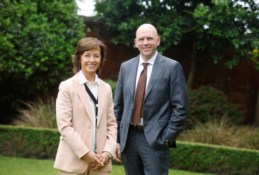 La presidenta de Medicines for Europe, Elisabeth Stampa, y el presidente de Medicines for Ireland, Paul Neill.'